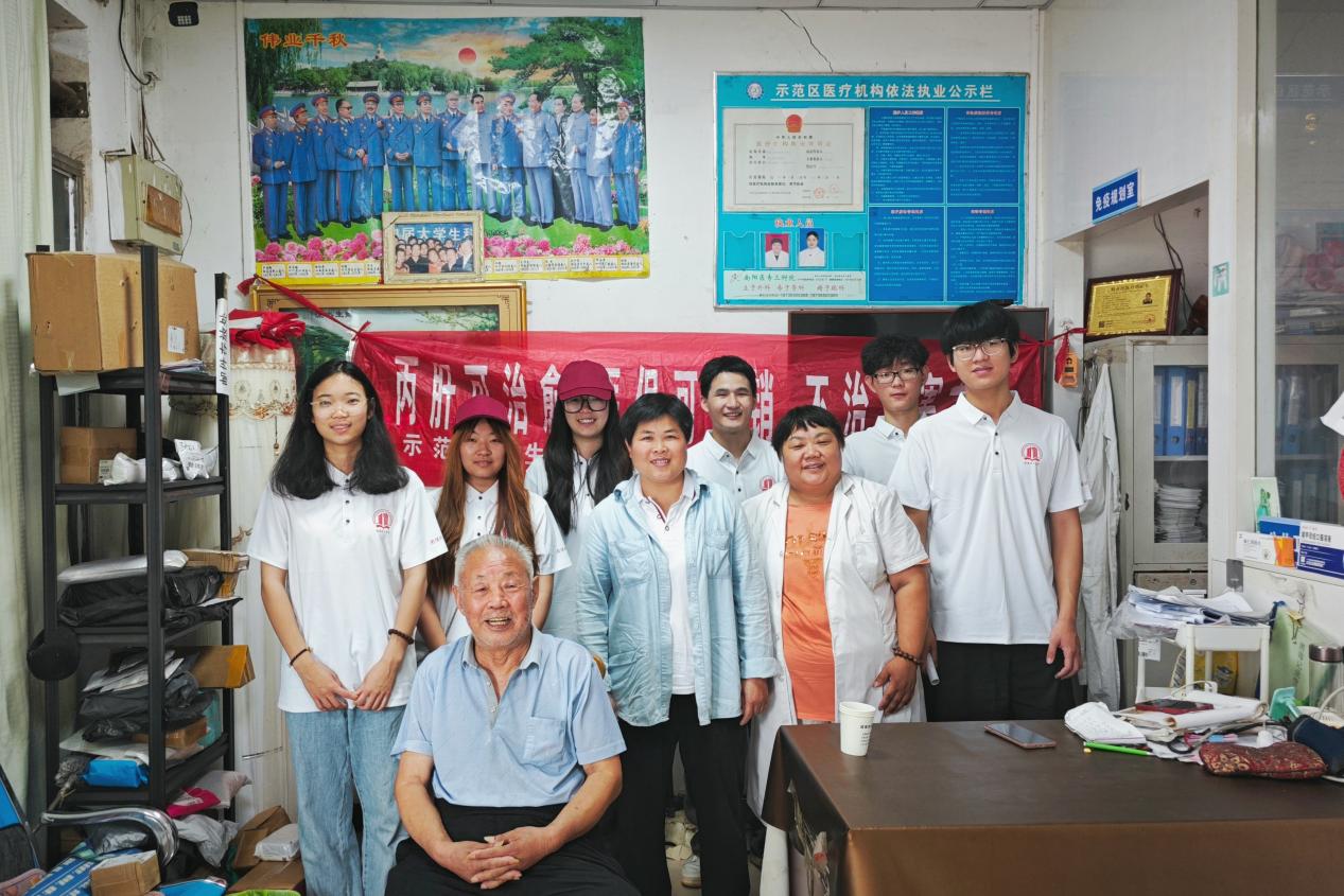 图为实践队员与受访村干部和村镇医生合影留念